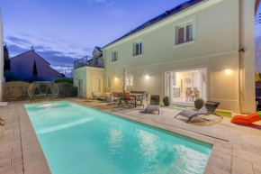 Grande maison avec piscine et salle de cinéma